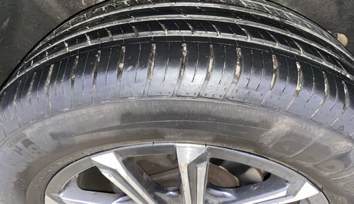 2023 Mahindra XUV700 AX 7 LUXURY D AT 7 STR, Diesel, Automatic, 31,537 km, Right Rear Tyre Tread
