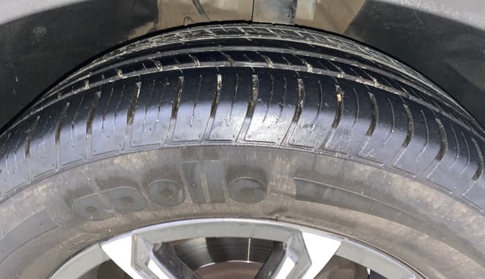 2023 Mahindra XUV700 AX 7 LUXURY D AT 7 STR, Diesel, Automatic, 31,537 km, Right Front Tyre Tread