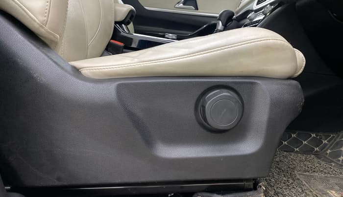 2023 Mahindra XUV700 AX 7 LUXURY D AT 7 STR, Diesel, Automatic, 31,537 km, Driver Side Adjustment Panel