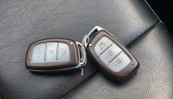 2016 Hyundai Creta SX PLUS 1.6 PETROL, Petrol, Manual, 1,11,085 km, Key Close Up