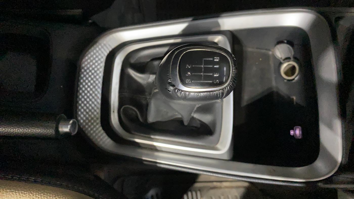 2020 KIA SONET HTX 1.5, Diesel, Manual, 67,995 km, Gear Lever