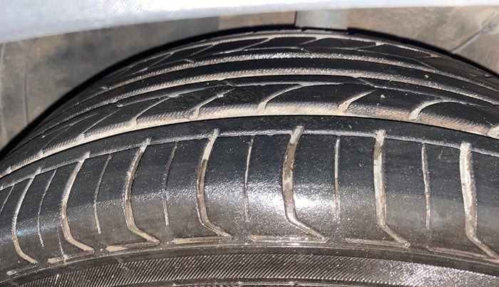 2020 KIA SONET HTX 1.5, Diesel, Manual, 67,995 km, Left Front Tyre Tread