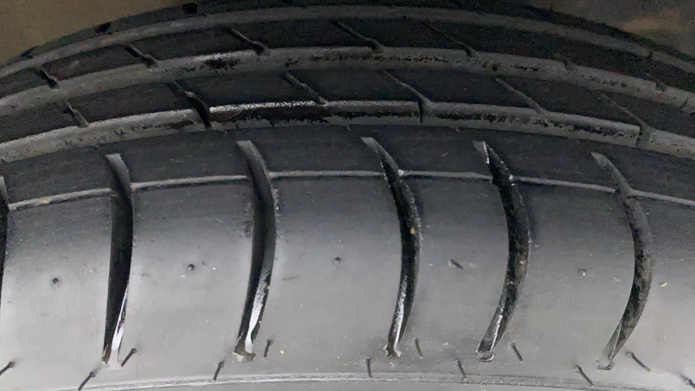 2011 Maruti Wagon R 1.0 LXI, Petrol, Manual, 64,833 km, Right Front Tyre Tread