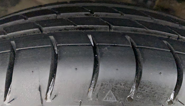 2011 Maruti Wagon R 1.0 LXI, Petrol, Manual, 64,833 km, Left Front Tyre Tread