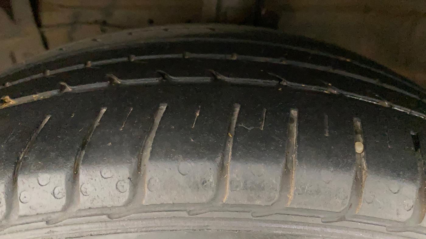 2019 Maruti Ciaz ALPHA  AT 1.5 SHVS PETROL, Petrol, Automatic, 1,08,914 km, Left Front Tyre Tread