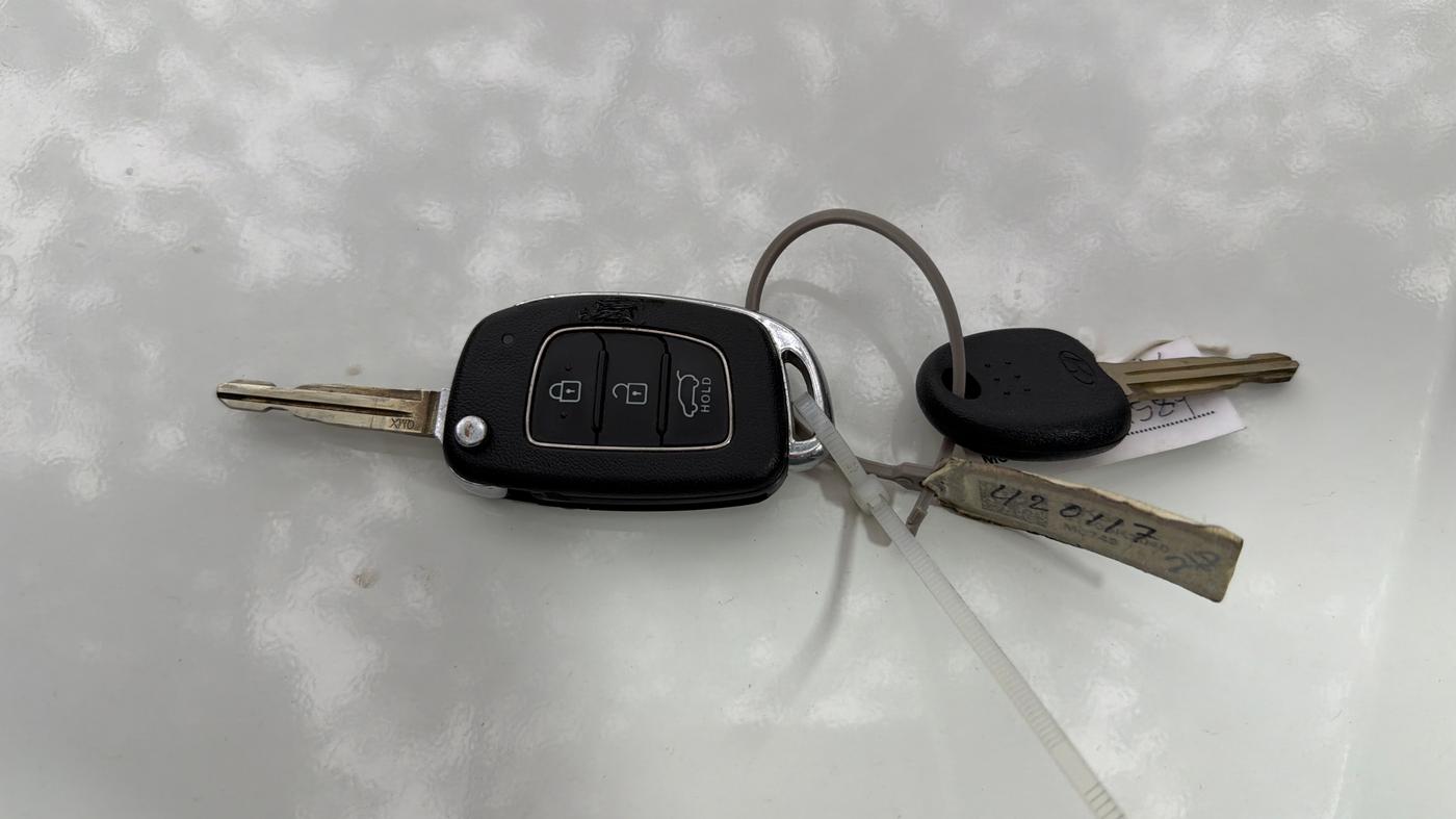 2023 Hyundai VENUE S 1.2, Petrol, Manual, 77,602 km, Key Close Up