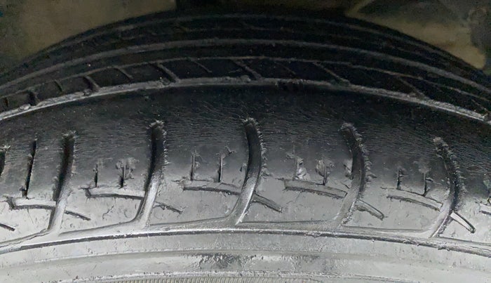 2016 Maruti Baleno DELTA CVT PETROL 1.2, Petrol, Automatic, 50,647 km, Right Front Tyre Tread