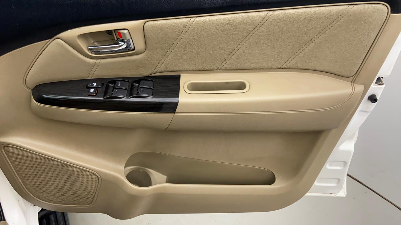 2016 Toyota Fortuner 3.0 AT 4X2, Diesel, Automatic, 1,71,880 km, Driver Side Door Panels Controls