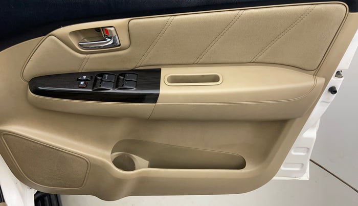 2016 Toyota Fortuner 3.0 AT 4X2, Diesel, Automatic, 1,71,880 km, Driver Side Door Panels Controls