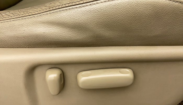 2016 Toyota Fortuner 3.0 AT 4X2, Diesel, Automatic, 1,71,880 km, Driver Side Adjustment Panel