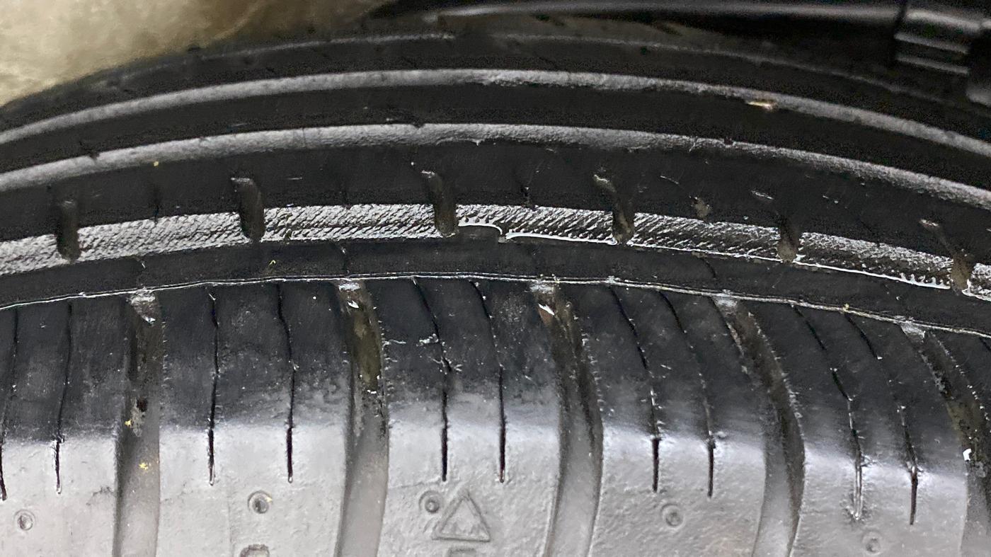 2016 Mahindra XUV500 W10, Diesel, Manual, 74,056 km, Left Rear Tyre Tread