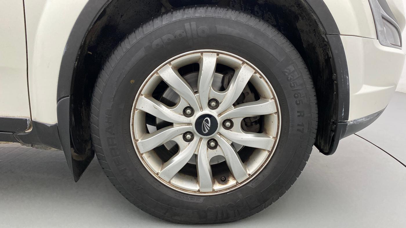 2016 Mahindra XUV500 W10, Diesel, Manual, 74,056 km, Right Front Wheel