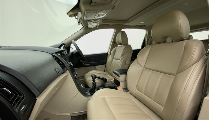2016 Mahindra XUV500 W10, Diesel, Manual, 74,056 km, Right Side Front Door Cabin