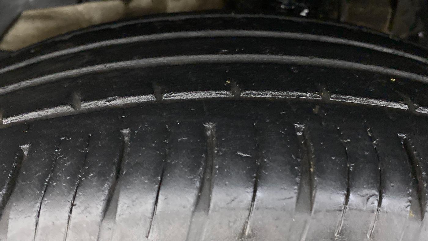 2016 Mahindra XUV500 W10, Diesel, Manual, 74,056 km, Left Front Tyre Tread