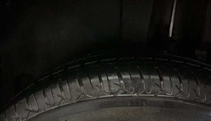 2014 Maruti Swift LXI, Petrol, Manual, 44,071 km, Left Rear Tyre Tread