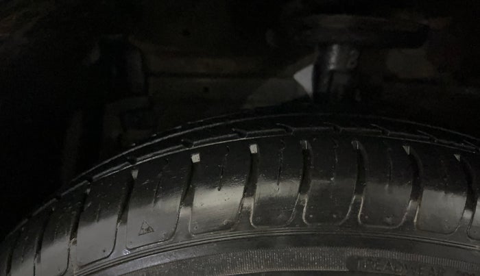 2014 Maruti Swift LXI, Petrol, Manual, 44,071 km, Left Front Tyre Tread