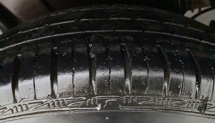 2013 Maruti Swift VXI D, Petrol, Manual, 37,757 km, Left Front Tyre Tread