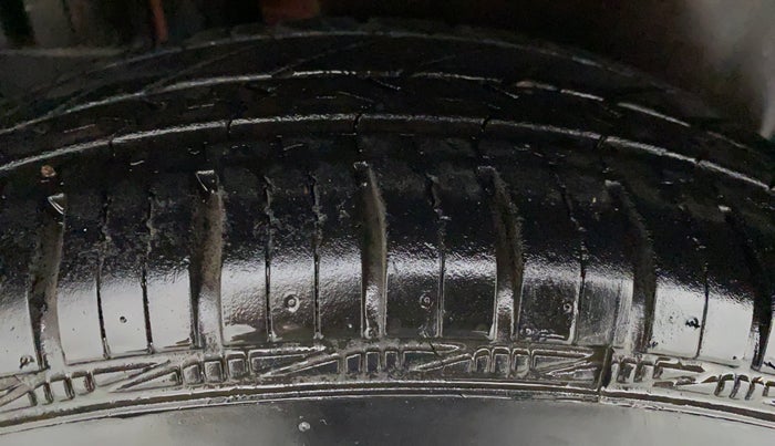 2013 Maruti Swift VXI D, Petrol, Manual, 37,757 km, Right Front Tyre Tread