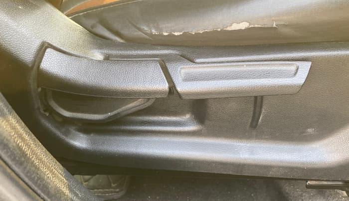 2022 Hyundai VENUE SX 1.5 CRDI, Diesel, Manual, 82,166 km, Driver Side Adjustment Panel