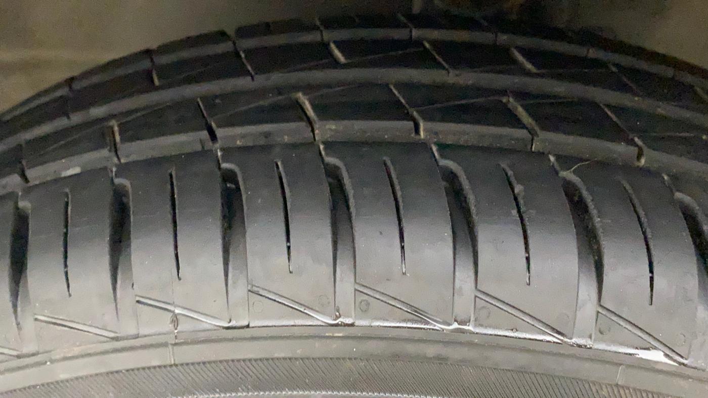 2013 Maruti Wagon R 1.0 VXI, Petrol, Manual, 1,12,689 km, Left Front Tyre Tread