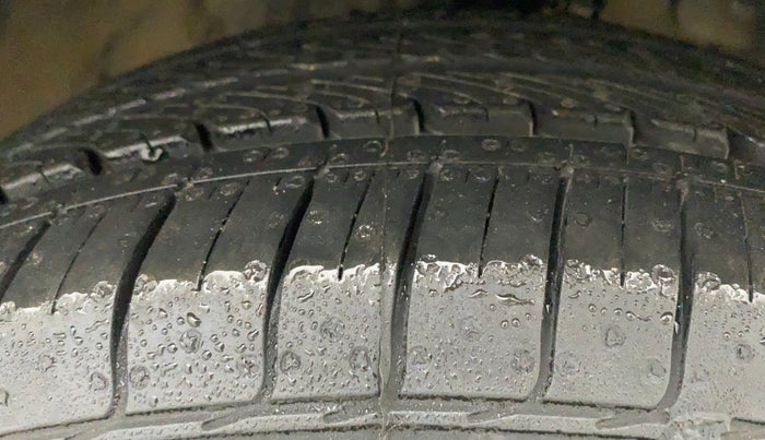 2017 Honda Brio S MT, CNG, Manual, 84,111 km, Right Front Tyre Tread