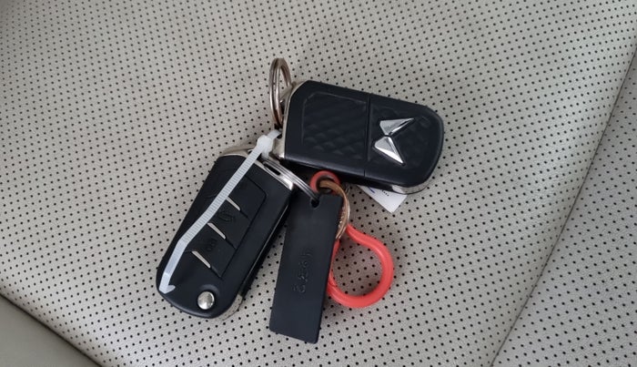 2022 Mahindra XUV700 AX 7 LUXURY P AT 7 STR, Petrol, Automatic, 55,480 km, Key Close Up