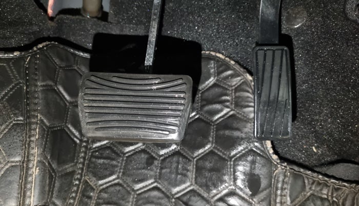 2022 Mahindra XUV700 AX 7 LUXURY P AT 7 STR, Petrol, Automatic, 55,480 km, Pedals