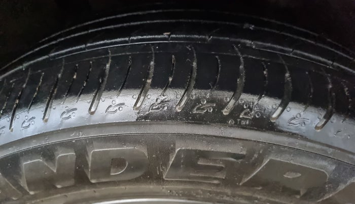 2022 Mahindra XUV700 AX 7 LUXURY P AT 7 STR, Petrol, Automatic, 55,480 km, Right Front Tyre Tread