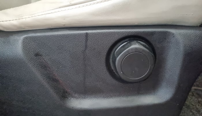 2022 Mahindra XUV700 AX 7 LUXURY P AT 7 STR, Petrol, Automatic, 55,480 km, Driver Side Adjustment Panel