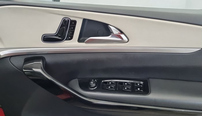 2022 Mahindra XUV700 AX 7 LUXURY P AT 7 STR, Petrol, Automatic, 55,480 km, Driver Side Door Panels Control