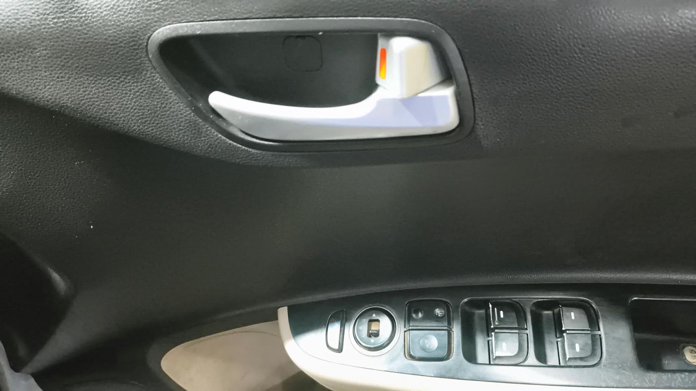 2014 Hyundai Xcent S 1.2, Petrol, Manual, 1,09,143 km, Driver Side Door Panels Control