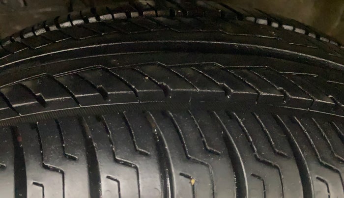 2015 Maruti Swift Dzire VXI, Petrol, Manual, 63,718 km, Left Front Tyre Tread