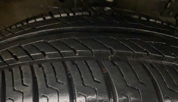 2015 Maruti Swift Dzire VXI, Petrol, Manual, 63,718 km, Right Front Tyre Tread