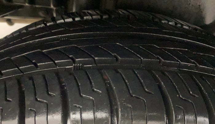 2015 Maruti Swift Dzire VXI, Petrol, Manual, 63,718 km, Right Rear Tyre Tread