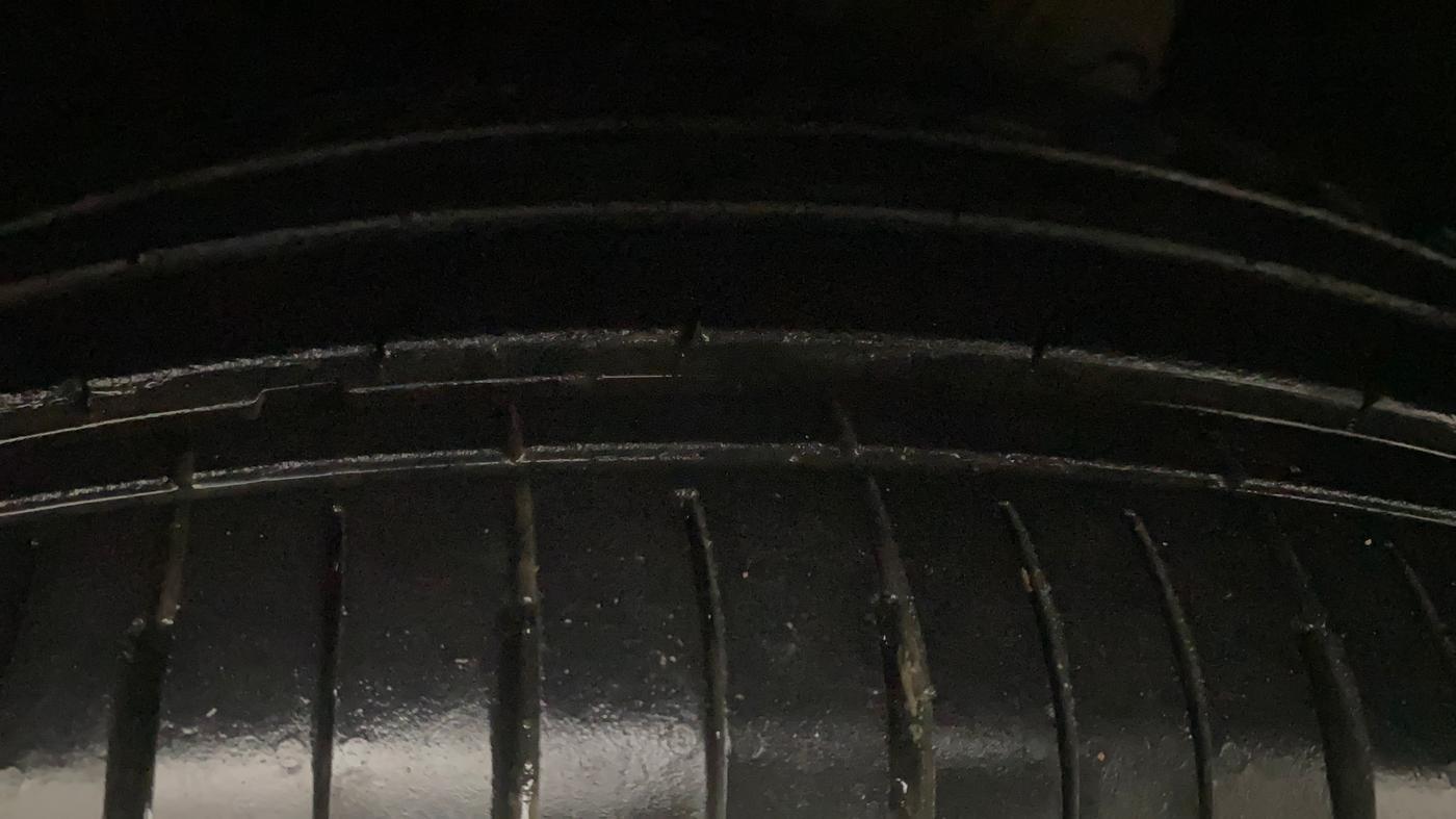 2022 Mahindra XUV700 MX P MT 5 STR, Petrol, Manual, 36,333 km, Left Front Tyre Tread