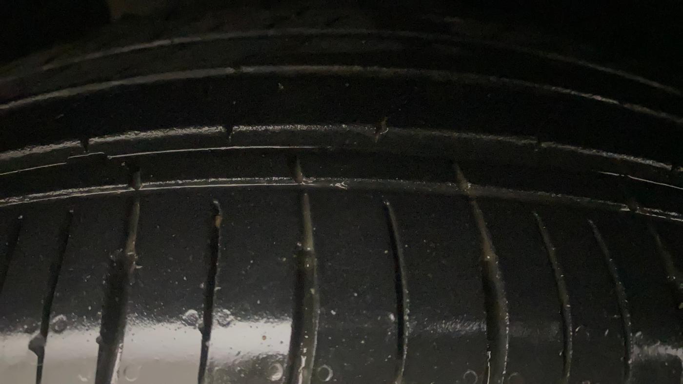 2022 Mahindra XUV700 MX P MT 5 STR, Petrol, Manual, 36,333 km, Right Front Tyre Tread