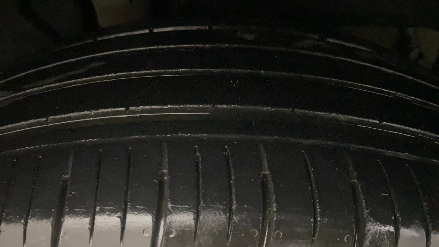 2022 Mahindra XUV700 MX P MT 5 STR, Petrol, Manual, 36,333 km, Right Rear Tyre Tread