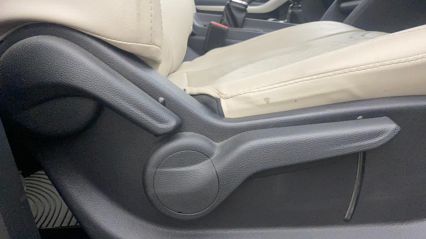 2022 Mahindra XUV700 MX P MT 5 STR, Petrol, Manual, 36,333 km, Driver Side Adjustment Panel