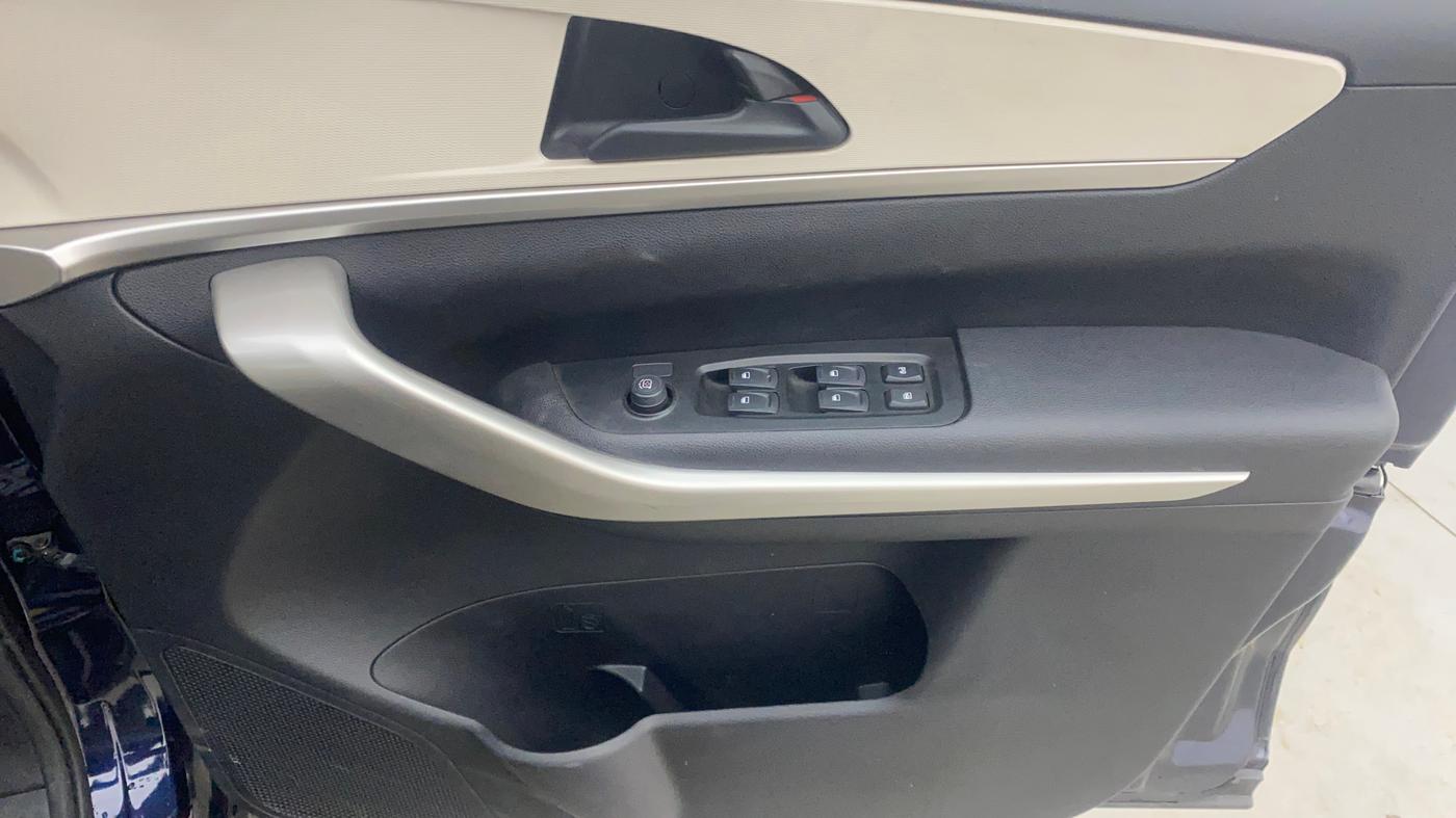 2022 Mahindra XUV700 MX P MT 5 STR, Petrol, Manual, 36,333 km, Driver Side Door Panels Control