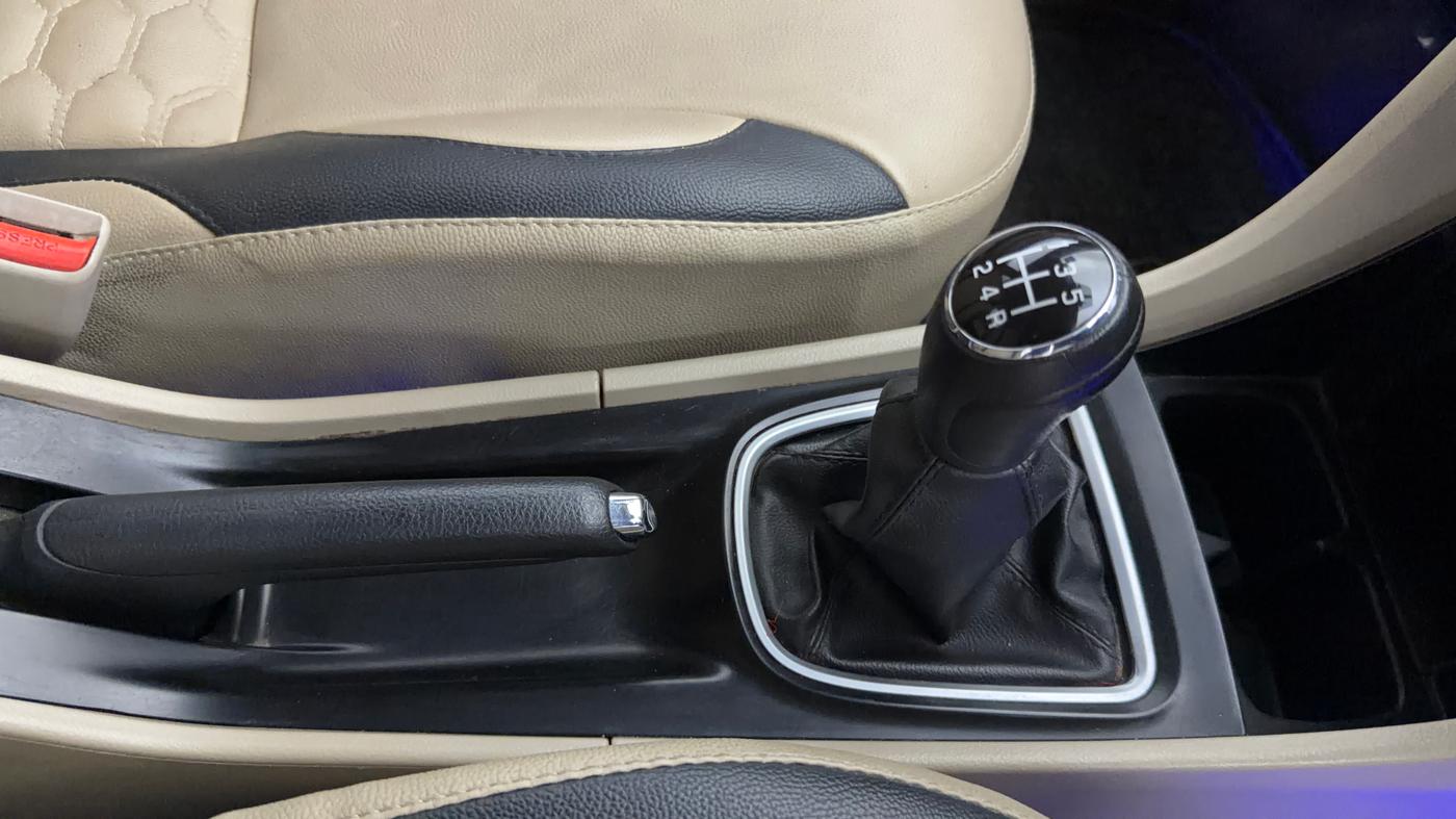 2018 Maruti Ciaz DELTA 1.5 SHVS MT PETROL, Petrol, Manual, 57,805 km, Gear Lever