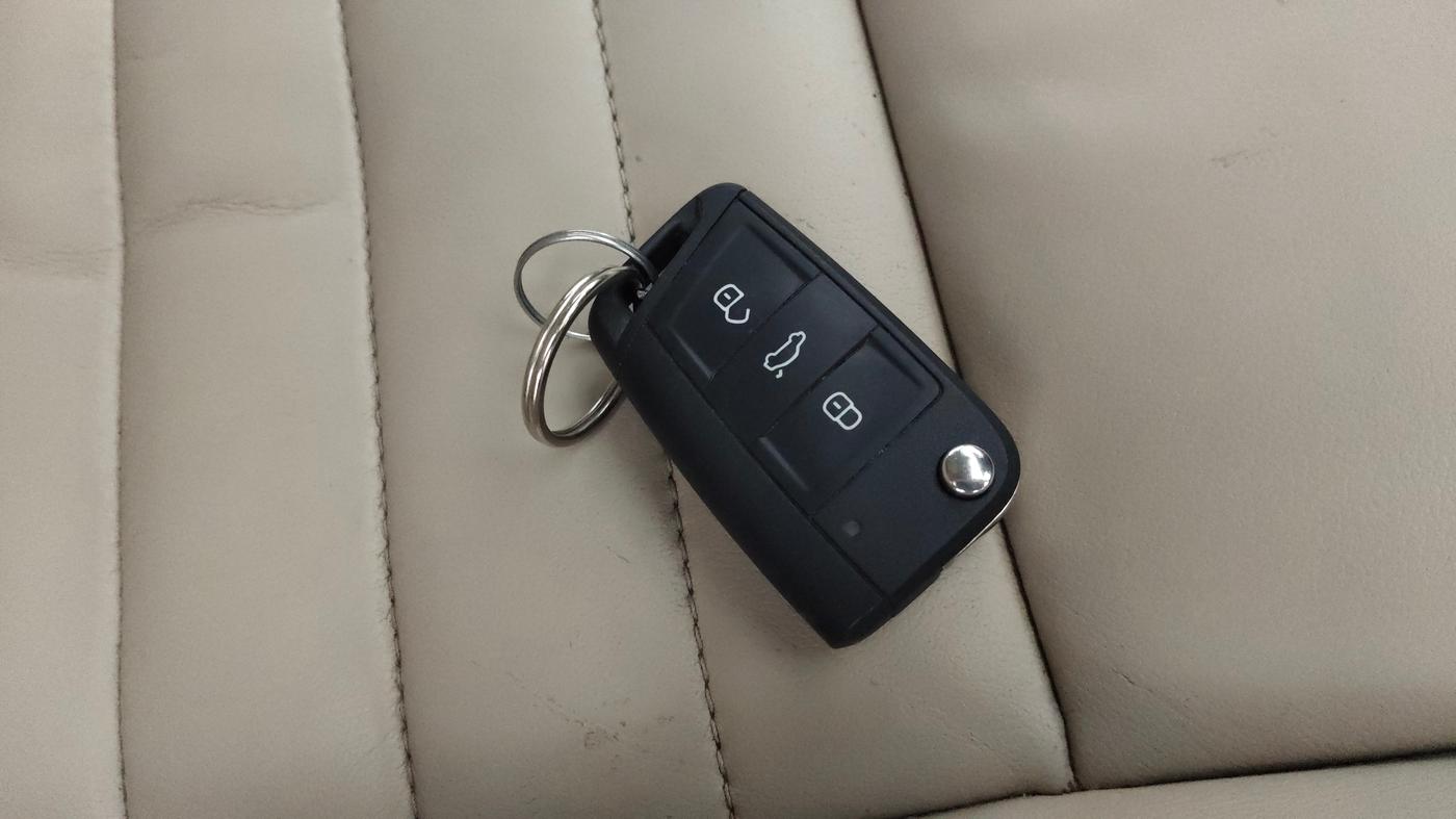 2017 Skoda Octavia STYLE PLUS AT 1.8 TSI, Petrol, Automatic, 1,16,191 km, Key Close Up