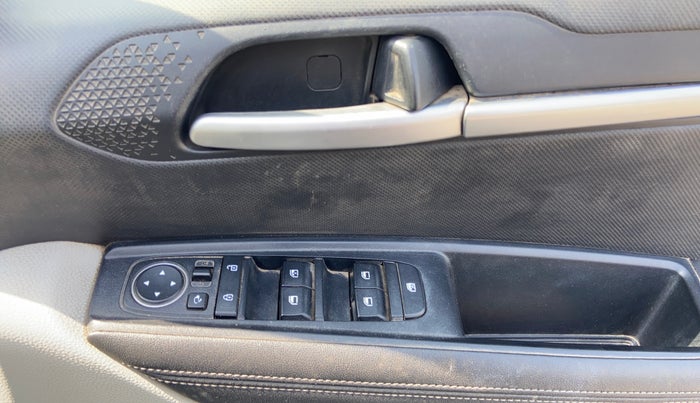 2021 KIA SONET HTX PLUS 1.0 IMT DUAL TONE, Petrol, Manual, 43,237 km, Driver Side Door Panels Control