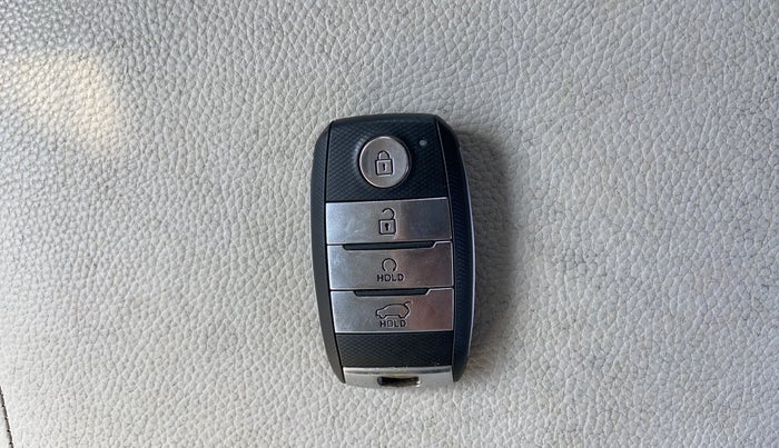 2021 KIA SONET HTX PLUS 1.0 IMT DUAL TONE, Petrol, Manual, 43,237 km, Key Close Up