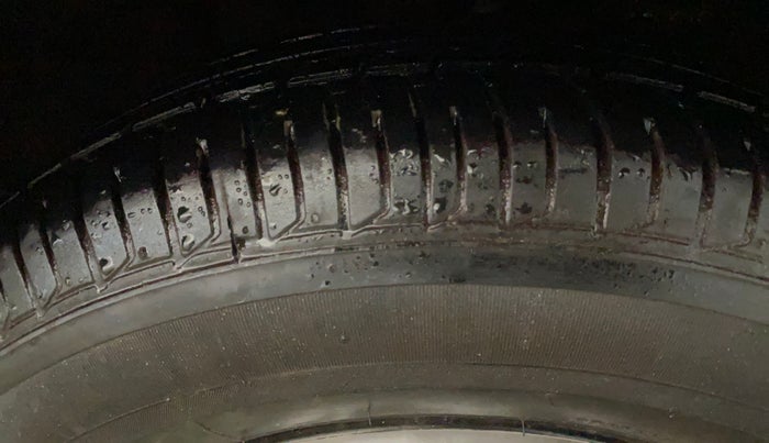 2014 Hyundai i10 MAGNA 1.1, Petrol, Manual, 9,638 km, Right Front Tyre Tread