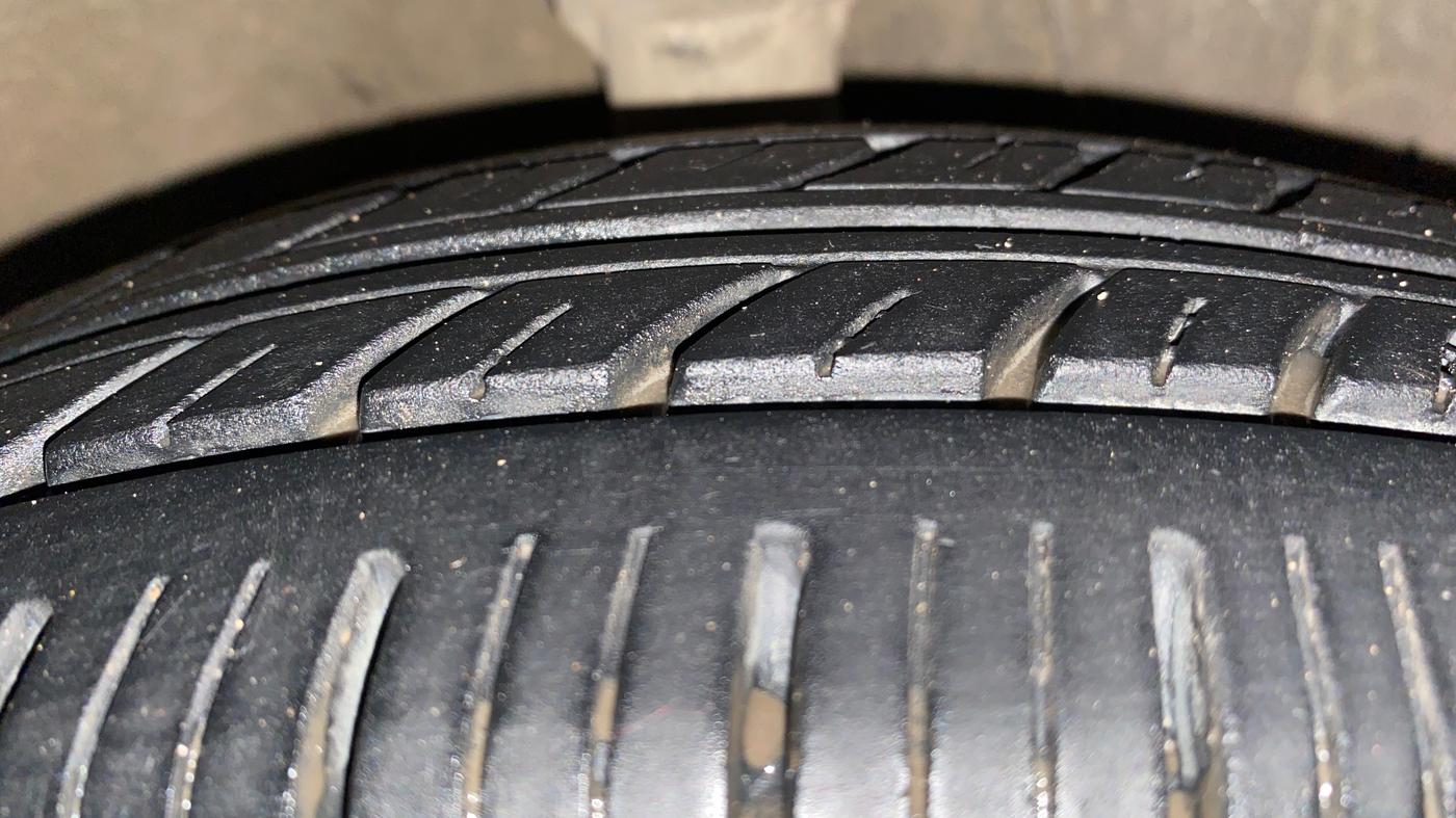 2014 Hyundai Eon ERA +, Petrol, Manual, 33,392 km, Right Front Tyre Tread