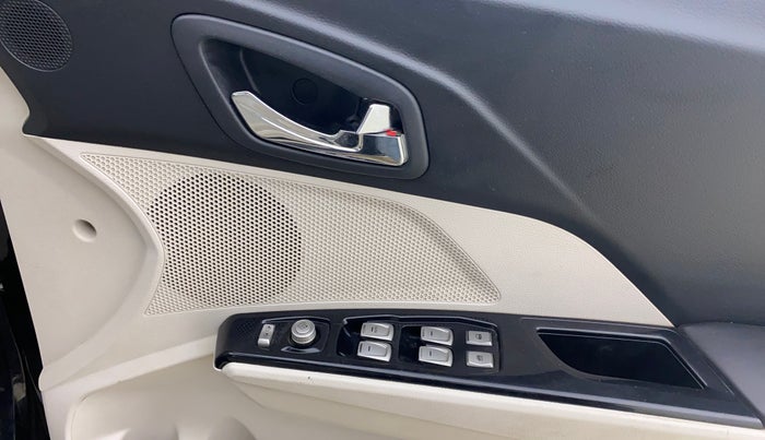 2019 Mahindra XUV300 W8 (O) 1.5 DIESEL, Diesel, Manual, 42,533 km, Driver Side Door Panels Control