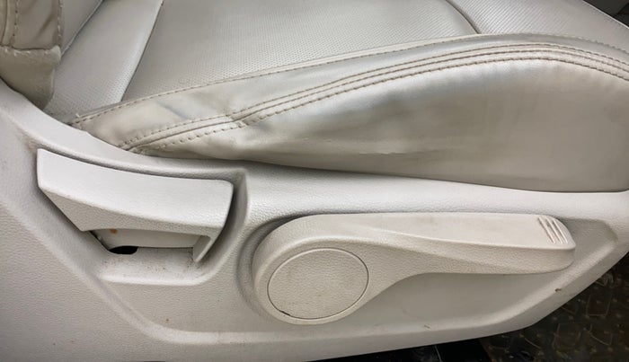 2019 Mahindra XUV300 W8 (O) 1.5 DIESEL, Diesel, Manual, 42,533 km, Driver Side Adjustment Panel