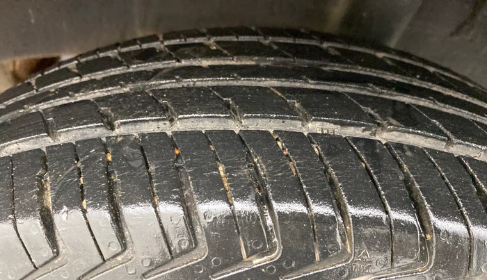 2018 Renault Kwid 1.0 RXT Opt AT, Petrol, Automatic, 24,611 km, Left Rear Tyre Tread