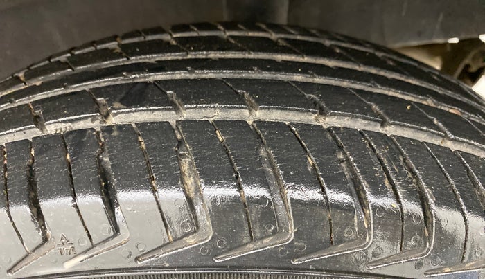 2018 Renault Kwid 1.0 RXT Opt AT, Petrol, Automatic, 24,611 km, Right Rear Tyre Tread