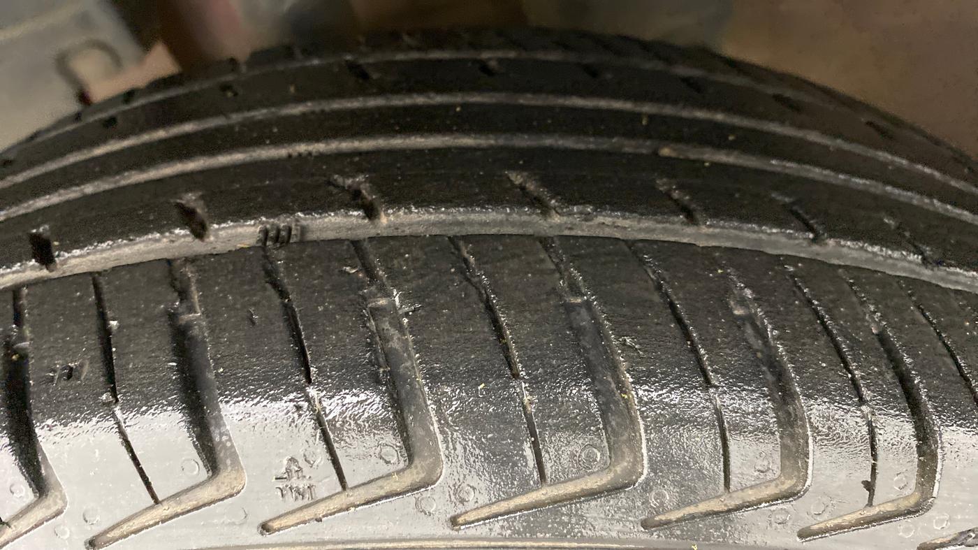 2018 Renault Kwid 1.0 RXT Opt AT, Petrol, Automatic, 24,611 km, Left Front Tyre Tread